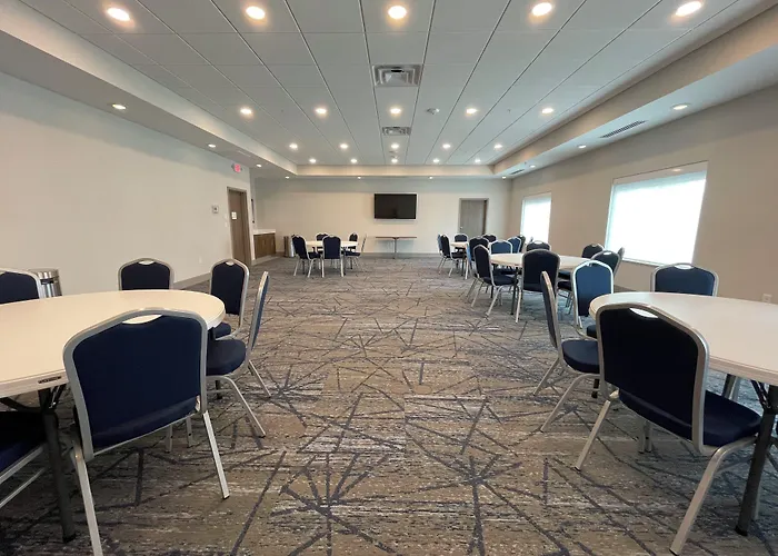 Holiday Inn Express & Suites - Ft. Smith - Airport By Ihg